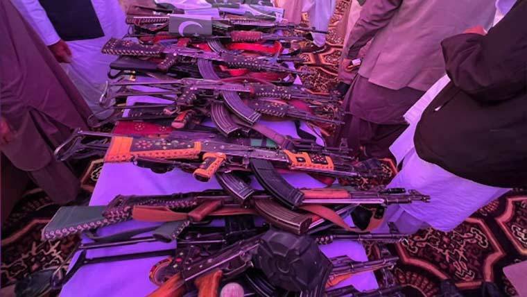 مسلح افراد نے ہتھیار پھینک کر پاکستان کا جھنڈا تھام لیا